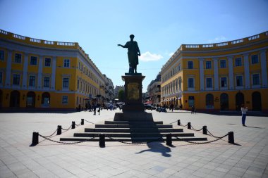 ODESSA, UKRAINE - 20 Nisan 2019: Odessa, Ukrayna 'daki güzel opera ve bale binası, ünlü kent simgesi