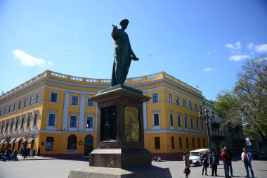 ODESSA, UKRAINE - 20 Nisan 2019: Ukrayna 'nın Odessa kentindeki Primorsky Bulvarı' ndaki Duc de Richelieu Anıtı.