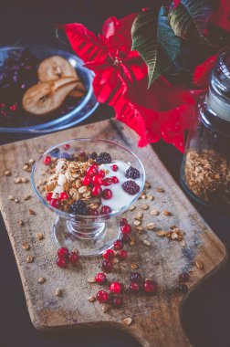 Sağlıklı kahvaltı yemek, meyve, yulaf ve somun Granola yoğurt ve ahududu.