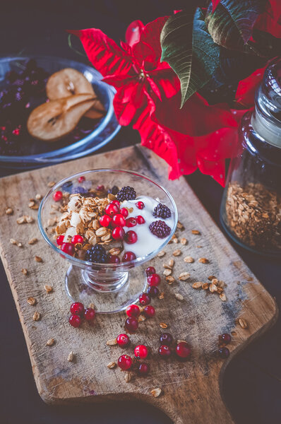 Здоровый завтрак с йогуртом и малиной, фруктами, овсянкой и орехом Гранола
.