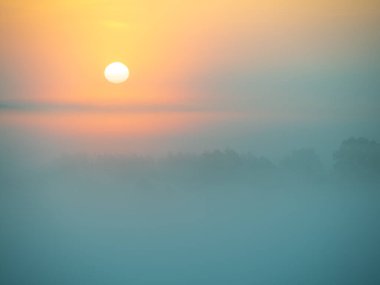 Yazın böcek nehrinde sisli gün doğumu