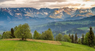İlkbaharda Czarna Gora 'dan Tatra Dağları manzarası
