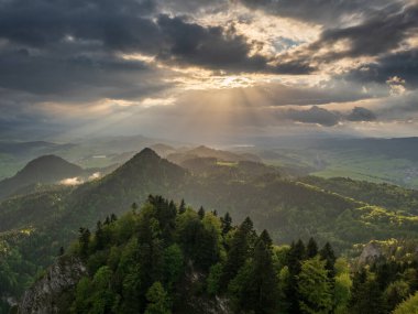 İlkbaharda Trzy Korony Zirvesi 'nden batıya doğru manzara