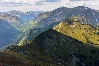 Yazın Kasprowy Wierch 'ten Batı Tatras' a doğru manzara