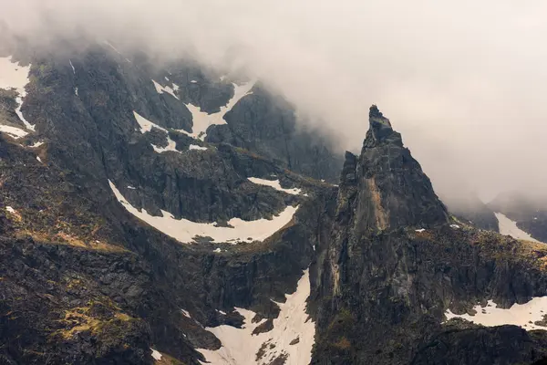 Blick Auf Den Gipfel Von Mnich Sommer Ein Bergsteiger Klettert — Stockfoto