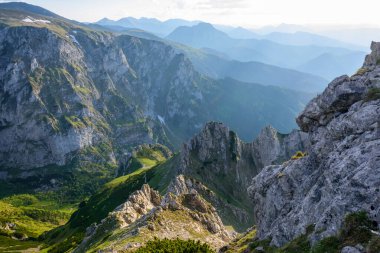 Kondracka Geçidi 'nden Batı Tatra manzarası. Yazın Tatra Milli Parkı.