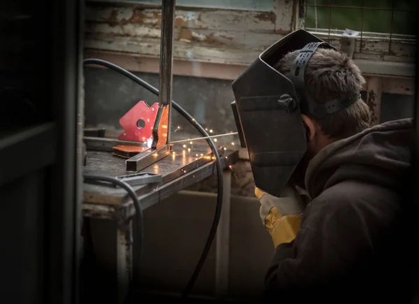 Soudeur Dans Masque Soudage Gants Soude Métal Avec Une Machine — Photo