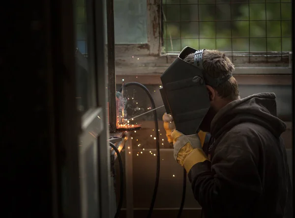 Soudeur Dans Masque Soudage Gants Soude Métal Avec Une Machine — Photo