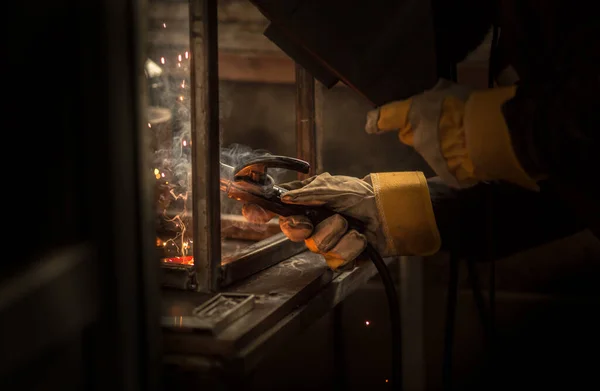 Soudeur Dans Masque Soudage Gants Soude Métal Avec Une Machine — Photo