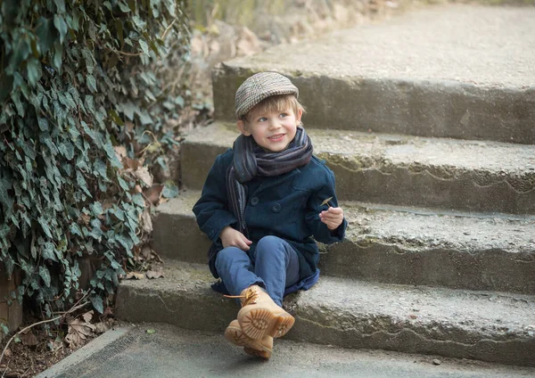 Retrato Niño Pequeño Con Ropa Vintage Sentado Las Escaleras Sonriendo — Foto de Stock