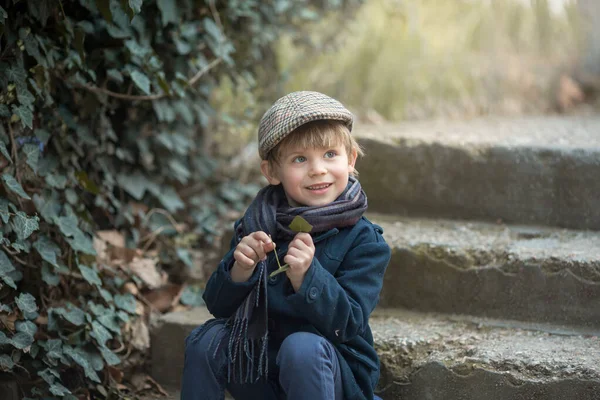 Ritratto Bambino Con Cappotto Blu Cappello Plaid Vintage Seduto Sui — Foto Stock