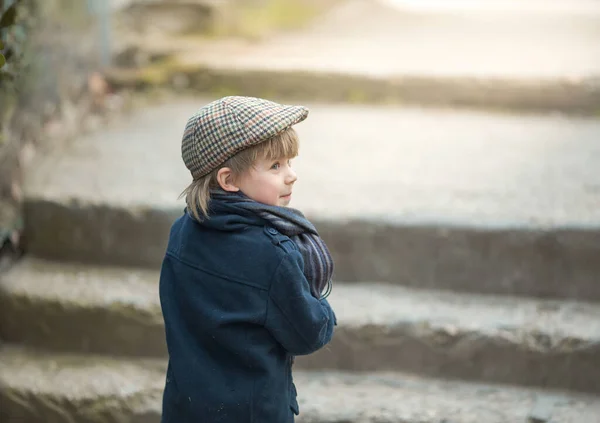 Bel Bambino Con Cappotto Blu Una Sciarpa Alza Con Spalle — Foto Stock