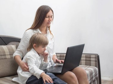 Anne oğluna dizüstü bilgisayar kullanmayı öğretiyor. Anne-oğul ilişkisi kavramı.