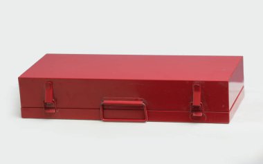 Beyaz arkaplanda izole edilmiş kırmızı metal alet kutusu