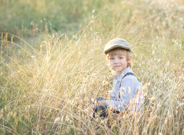 Triste Garçon Offensé Est Assis Dans Champ Dans Herbe Sèche — Photo