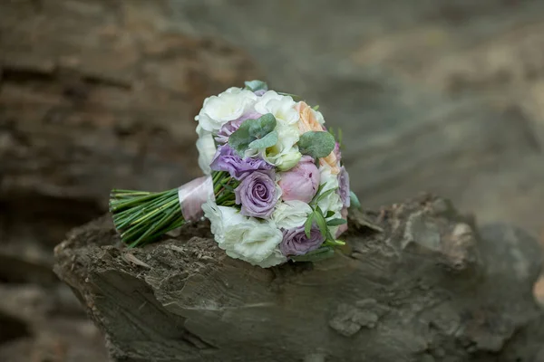 結婚式の花束を木の切り株に ライラック 紫の花 — ストック写真