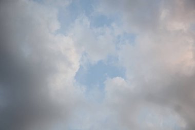 Gri bulutlar sabah mavi gökyüzünün arka planında, şafakta.