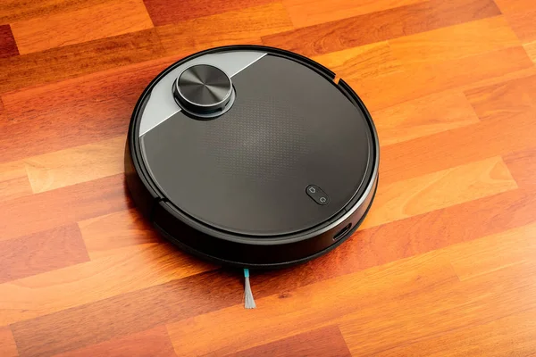 Evin zeminini temizlemek ve ev işlerine yardımcı olmak için siyah otomatik elektrikli süpürge robotu. Akıllı aygıt