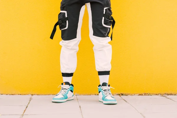 Unbekannter Junger Mann Mit Schwarzer Und Weißer Hose Und Turnschuhen — Stockfoto