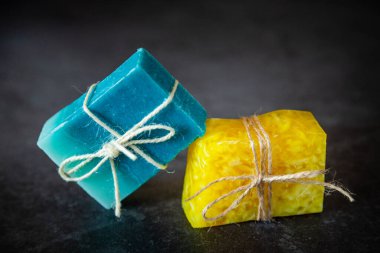 Doğal el yapımı sabunluklar. Karanlık arka plan. Organik kozmetik.