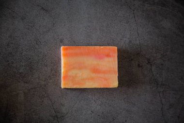 Ekolojik el yapımı sabun kalıbının en üst görüntüsü. Karanlık arka plan. Koyu arkaplan.