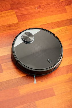 Evin zeminini temizlemek ve ev işlerine yardımcı olmak için siyah otomatik elektrikli süpürge robotu. Akıllı aygıt
