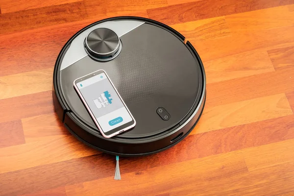 Yerleri temizlemek ve akıllı bir telefon tarafından kontrol edilen ev işlerinde yardımcı olmak için otomatik elektrikli süpürge robotu.