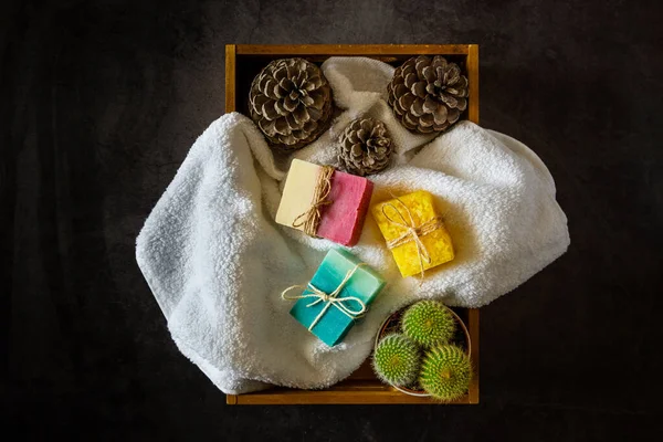 Organik el yapımı sabunlu spa kutusunun en üst görünümü koyu arkaplan.