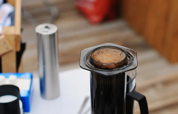 Производство кофе в Аэропрессе — стоковое фото