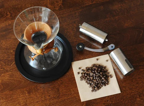 Chemex, café y molinillo en una mesa de madera — Foto de Stock