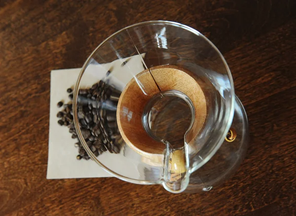 Chemex, кофе и фильтр на деревянном столе — стоковое фото