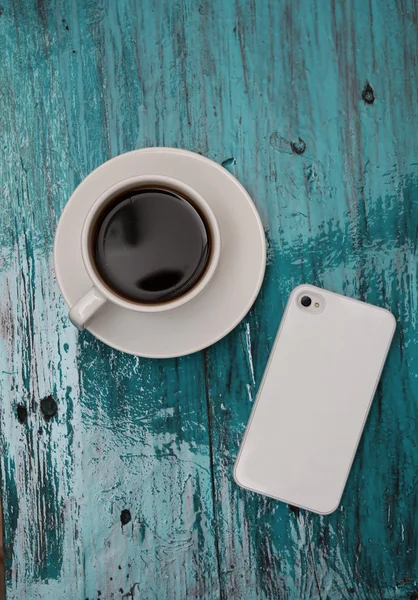 Coupe de cofee et téléphone sur fond de bois de tiffany — Photo