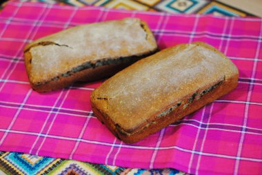 Taze ev yapımı ekmek üzerinde parlak masa örtüsü