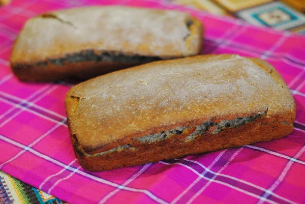 Pane fresco fatto in casa su tovaglia luminosa — Foto Stock