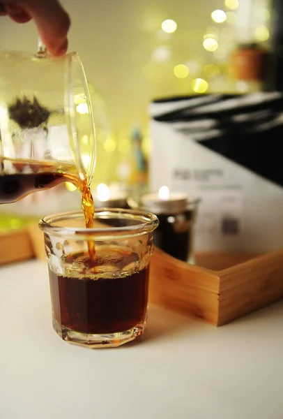 Verser du café filtre noir dans le verre à l'intérieur de Noël. — Photo