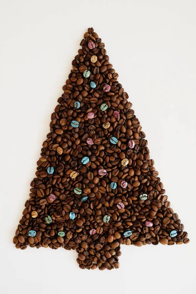 Kerstboom Gemaakt Van Koffiebonen Witte Achtergrond Geïsoleerd Versierd Met Veelkleurige — Stockfoto