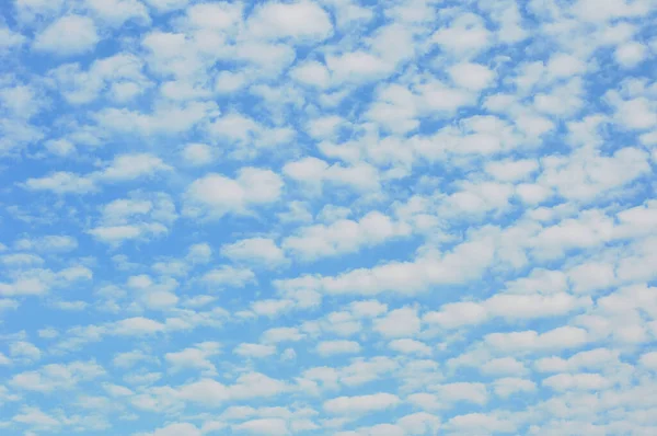 Vita Moln Klarblå Himmel Klar Dag Naturens Skönhet — Stockfoto