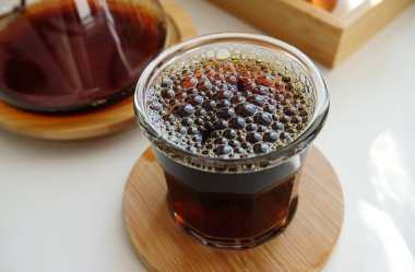 Bir bardakta çok köpüklü havalandırılmış kahve. Üçüncü dalga uzmanlık konsepti, elle demleme.