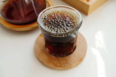 Bir bardakta çok köpüklü havalandırılmış kahve. Üçüncü dalga uzmanlık konsepti, elle demleme.