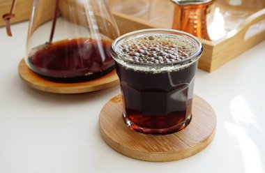 Bir bardakta çok köpüklü havalandırılmış kahve. Üçüncü dalga uzmanlık konsepti, elle demleme.