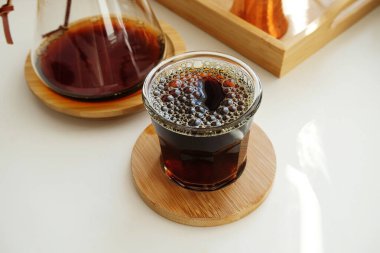 Bir bardakta çok köpüklü havalandırılmış kahve. Üçüncü dalga uzmanlık konsepti, elle demleme.