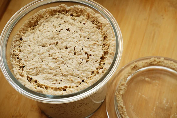 Hausgemachter Roggen-Sauerteig in offenem Glas von oben auf Holztisch — Stockfoto