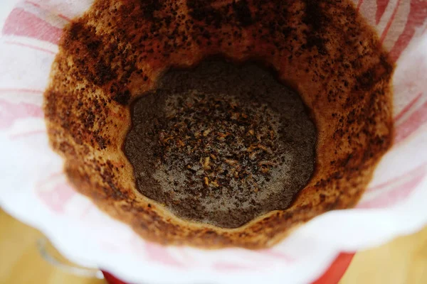 Dry coffee puck just after v60 brewing. Top view, close-up. Specialty coffee aesthetics — Stock Photo, Image