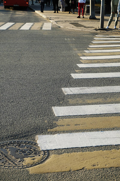 Пешеходный переход на городском перекрестке. теплое время года, солнечный день, пешеходный переход, улица