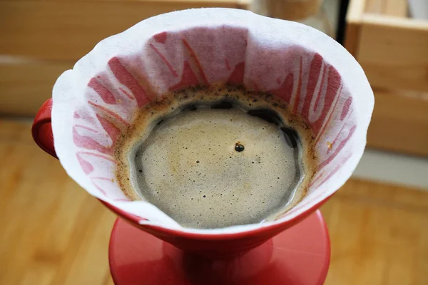 Cafea Preparată Într Filtru Hârtie Într Picurare Roșie Aproape Vedere — Fotografie, imagine de stoc