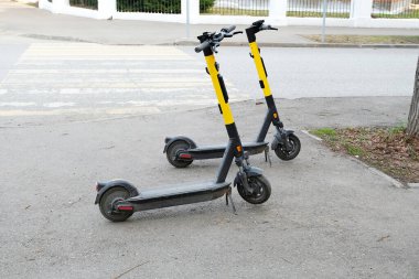 Spring City 'de iki tane park etmiş scooter. Modern gençlik ulaşım yöntemi