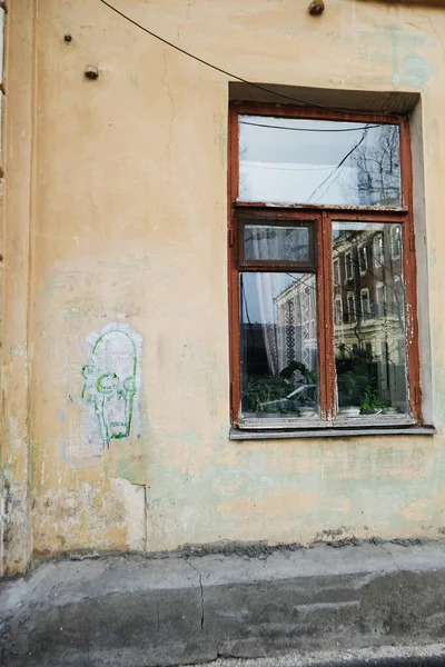 Αισθητική Παλαιών Αστικών Περιοχών Ερειπωμένα Σπίτια Γκράφιτι Στους Τοίχους Καταρρέουσες — Φωτογραφία Αρχείου
