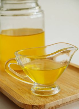 Taze yapılmış ev yapımı tereyağı yağı. Sağlıklı gıda konsepti. Ayurveda geleneksel ürünü