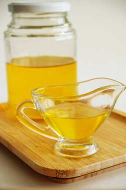 Taze yapılmış ev yapımı tereyağı yağı. Sağlıklı gıda konsepti. Ayurveda geleneksel ürünü