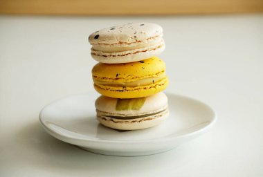 Beyaz tabakta makarnalar. Fransız mutfağı tatlısı. Yumuşak renkler